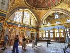 Topkapi Palace, Harem & Hagia Irene Tour with Spanish Guide